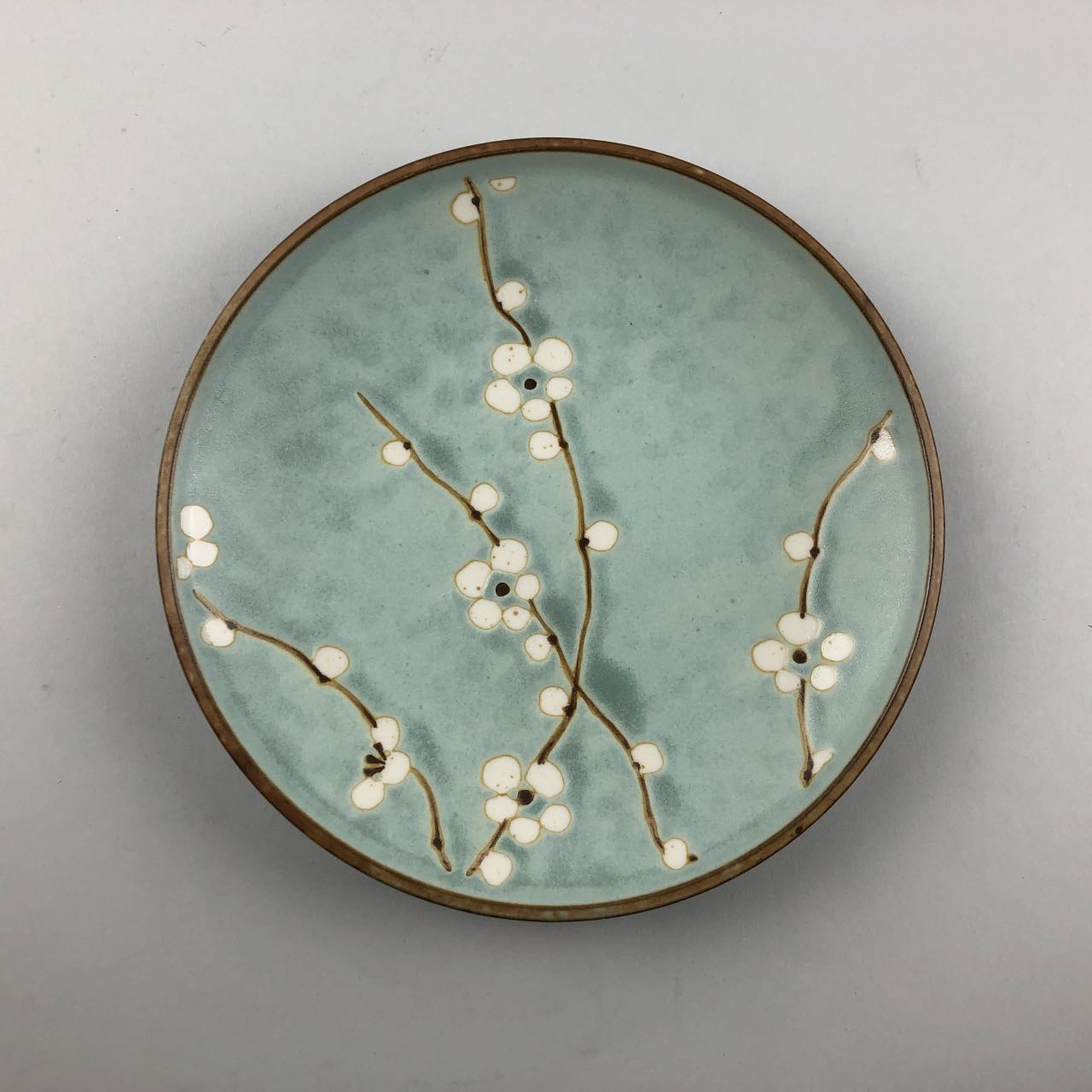 Hakubai Round Plates in three sizes, 3.5"dia., 7.5"dia., and 11.5"dia.