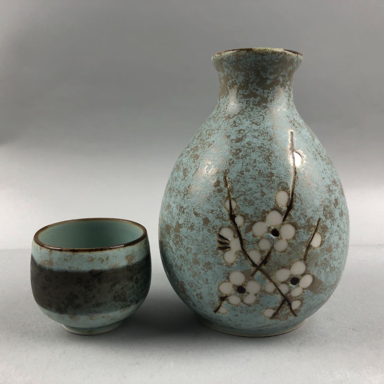 Hakubai White Plum Flower sake carafe(10 oz) and four cups set, made in Japan