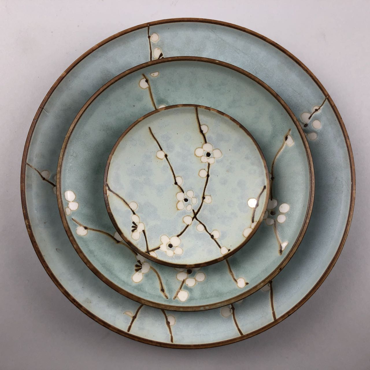 Hakubai Round Plates in three sizes, 3.5"dia., 7.5"dia., and 11.5"dia.